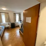 Einfaches Haus Mit Privatzimmern Und Gemeinschaftsraeumen *
