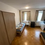 Einfaches Haus Mit Privatzimmern Und Gemeinschaftsraeumen *