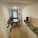 Einfaches Haus Mit Privatzimmern Und Gemeinschaftsraeumen *