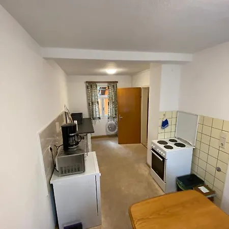 Einfaches Haus Mit Privatzimmern Und Gemeinschaftsraeumen *