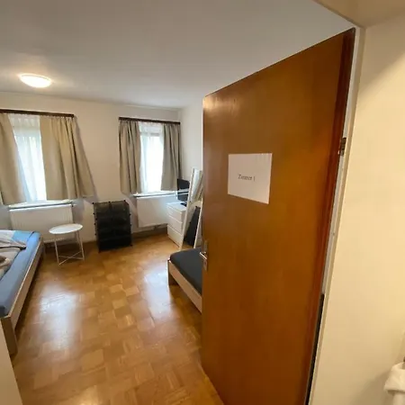 Einfaches Haus Mit Privatzimmern Und Gemeinschaftsraeumen *