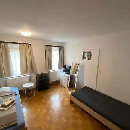 Einfaches Haus Mit Privatzimmern Und Gemeinschaftsraeumen Heilbronn