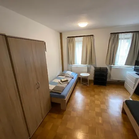 Einfaches Haus Mit Privatzimmern Und Gemeinschaftsraeumen *