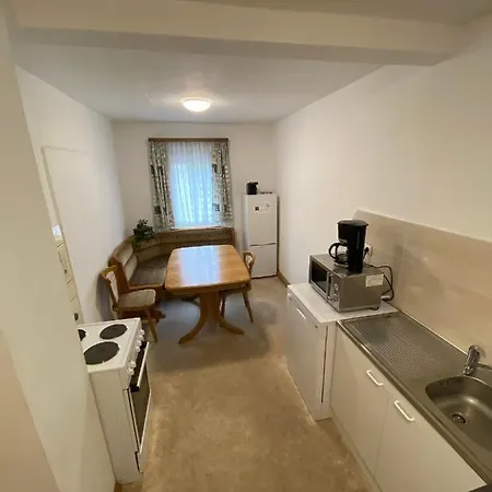 Einfaches Haus Mit Privatzimmern Und Gemeinschaftsraeumen *