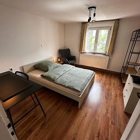 Einfaches Haus Mit Privatzimmern Und Gemeinschaftsraeumen Homestay Heilbronn