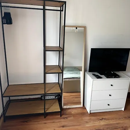 Einfaches Haus Mit Privatzimmern Und Gemeinschaftsraeumen * Χαϊλμπρόν