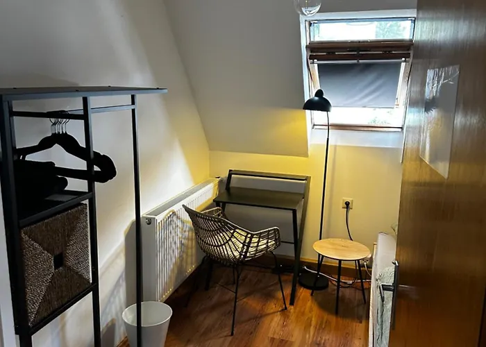 Einfaches Haus Mit Privatzimmern Und Gemeinschaftsraeumen Privat bolig